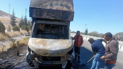 Eskişehir’de seyir halindeki kargo aracı alevlere teslim oldu