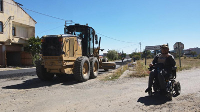 Yürüme engelli Görkem için yolları asfaltladı