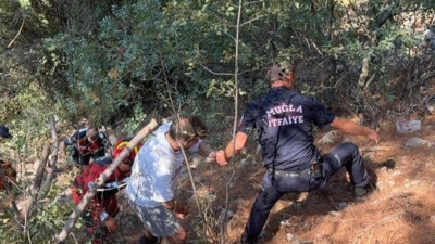 Muğla’da otomobil 50 metrelik uçuruma yuvarlandı: Sürücü araçta sıkıştı