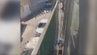 Bariyerler de durduramadı: Kamyonet yan yoldaki aracın üstüne düştü: 2 yaralı