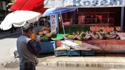 Elazığ’da tezgahtaki dev orkinosa yoğun ilgi
