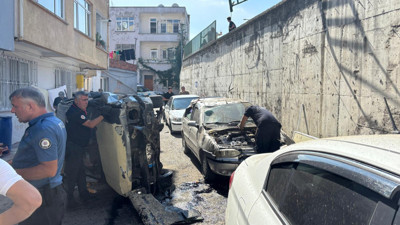 Kontrolden çıkan kamyonet bariyerleri aştı: Otomobilin üzerine düştü