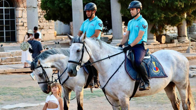 İzmir'in 12 ilçesinde dikkat çeken uygulama: Atlı jandarmalar devriyede
