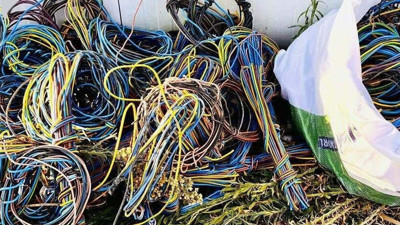 Jandarmayı kablo hırsızlarına suçüstü yaptı