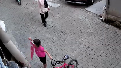 7 yaşındaki küçük kızın bayrak sevgisi kamerada