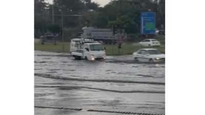 Hatay’da sağanak hayatı felç etti: Cadde ve yollar göle döndü