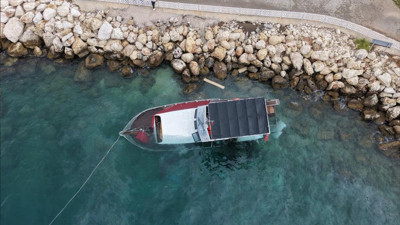 Mersin Silifke’de fırtınada kıyıya vuran tekne için kurtarma çalışması