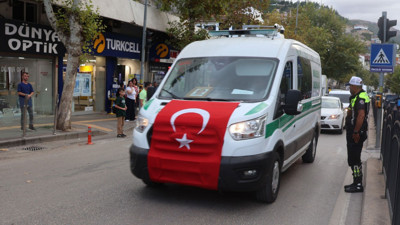 Acı veda: Şehit polisin cenazesini yol boyunca meslektaşları selamladı