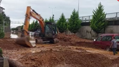 İki gün önce aldığı arabası sular altında kaldı