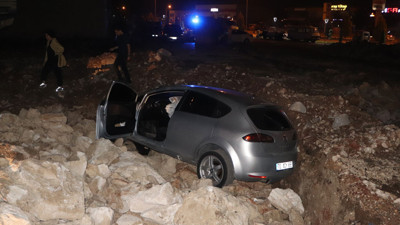 Yolun sonu çukur Çıktı: Otomobil inşaat kazısına uçtu