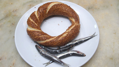 Bu da hamsili simit: Balık ekmek oluyor da balık simit neden olmasın