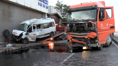 İBB Kamyonu ile minibüs çarpıştı: Metrelerce savrulup duvara vurdu