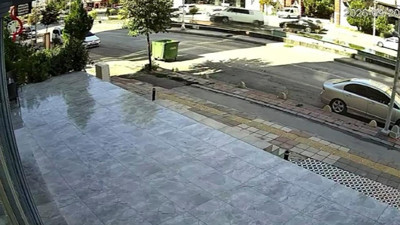 Minibüs refüjü aşıp karşı şeride geçti: Motokurye son anda kurtuldu