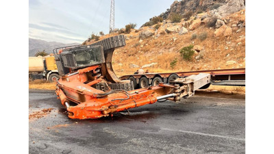Tırın üzerindeki tonlarca ağırlıktaki kepçe yola devrildi