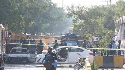 Pakistan'da aşı ekibine silahlı saldırı: 2 polis hayatını kaybetti