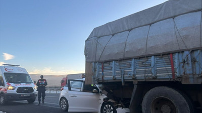 Bilecik'te feci kaza: Otomobil kamyona arkadan çarptı