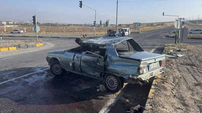 Niğde'de hafif ticari araç ile otomobilin karıştığı kazada 5 yaralı