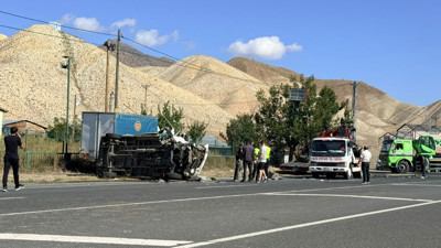 Oltu-Ardahan yolunda minibüs ile traktör çarpıştı: 2’si ağır 3 yaralı