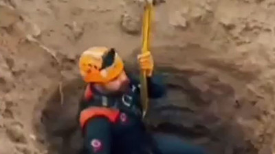 10 metre çukura düşen köpeği AFAD kurtardı