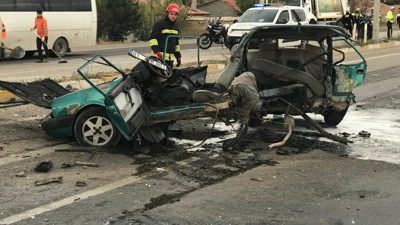 Çarpmanın şiddetiyle otomobil ikiye bölündü