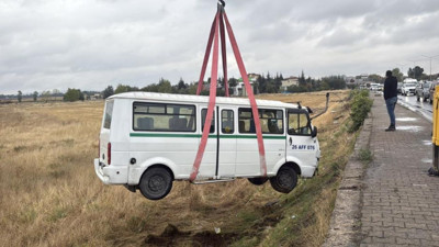 Kazaya karışan minibüs tarlaya uçtu: 1 yaralı