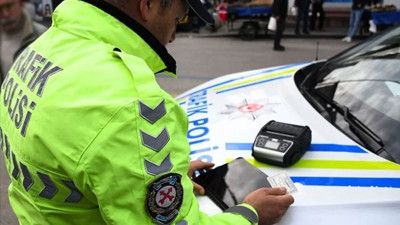 Makas atıp trafiği tehlikeye düşüren sürücüye para cezası