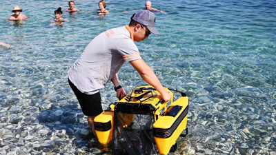 Antalya Kemer’de “Çöp Kapar” ile deniz yüzeyindeki atıklar toplanıyor