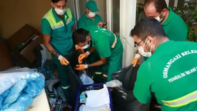 Bursa'da bir evden 2 kamyon dolusu çöp çıktı