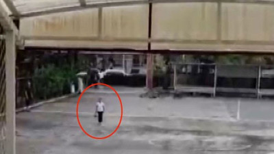 Herkes sınıftaydı: O bahçede yağmur altında İstiklal Marşı'nı okudu