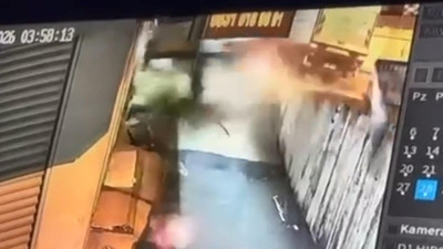 Korkulukları aşıp iş yerinin duvarına çarptı: Sürücünün hayati tehlikesi sürüyor