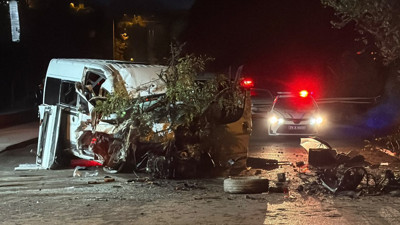Minibüs trafik tabelası, elektrik direği ve ağaca çarptı: 6 yaralı