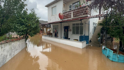 Sakarya'da dere taştı: Ev ve iş yerlerini su bastı