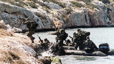 Yunanistan'dan kayalıklara asker çıkarma ve gece baskını tatbikatı