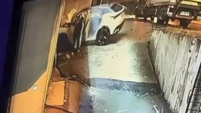 Beylikdüzü’nde iş yerinin duvarına çarpan araçta sürücü yaralandı