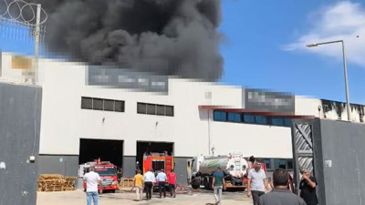 Mersin'de üretim tesisinde yangın: Dumanlar gökyüzünü kapladı