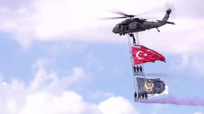 Özel Harekat polislerinden yerli T-70 ile bayraklı selamlama