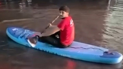 Su baskınını eğlenceye çevirdi: Caddede SUP board ile tur attı