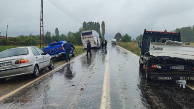 Tokat'ta yolcu otobüsü kamyonete çarptı: Yaralılar var