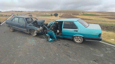 Afyonkarahisar’da iki otomobil kafa kafaya çarpıştı: 5 yaralı