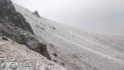 Erzurum Karayazı’da 3 bin 63 rakımlı Çakmak Dağı’na ilk kar yağdı