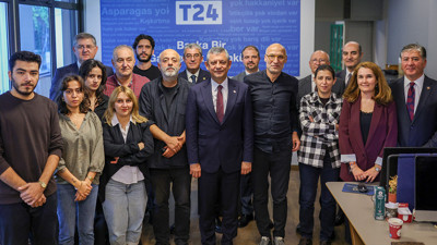 Özgür Özel'den T24'e dayanışma ziyareti: "Bu karardan bir an önce dönülmeli"