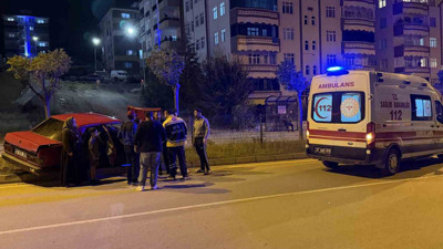 Sinop’ta kaza: Otomobil ağaca çarptı