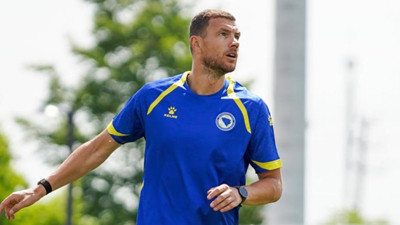 Edin Dzeko, çocukluğunun okulunda öğrencilere ilham oluyor