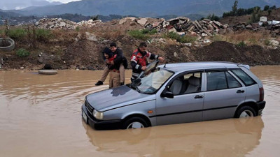 Okula giden öğrencilerin imdat çığlığı: Antakya’da yollar göle döndü