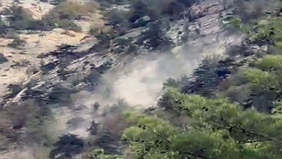 Deprem sırasında yamaçtan kaya koptu: Paniğe neden oldu