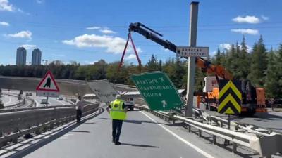 İki tabela birden devrildi: Şoför kayıplara karıştı