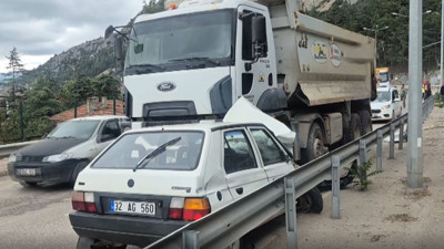 Şerit ihlali felakete davetiye çıkardı: Kamyonun altında ok gibi saplandı