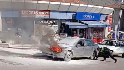 Sınavdayken aracı alev aldı: Polisler yangın tüpü ile müdahale etti