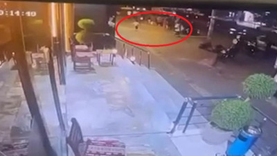 Binanın dış cephe sıvası kaldırıma düştü: Son anda kurtular