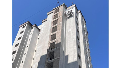 Boya yaparken iskele arızalandı: 2 işçi 11. katta mahsur kaldı